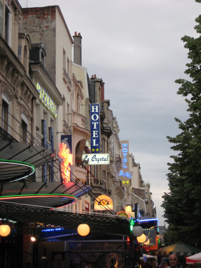 LUCES DE NEON EN REIMS by cesarlozano68