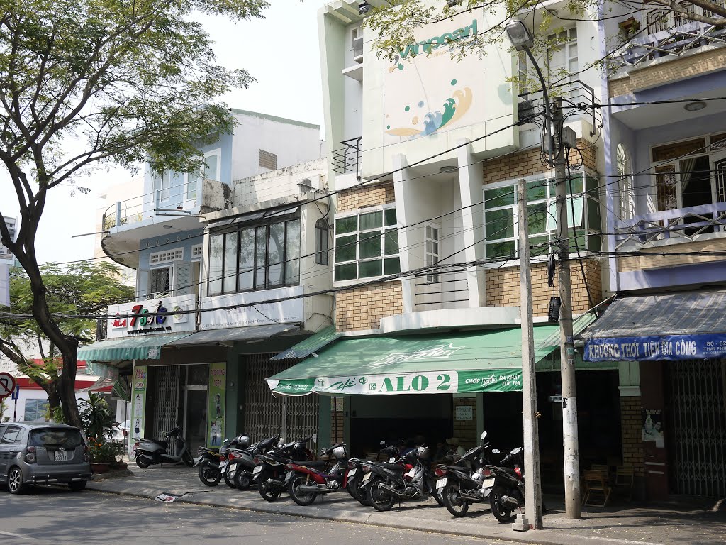 Walking through Danang by Sven Mueller