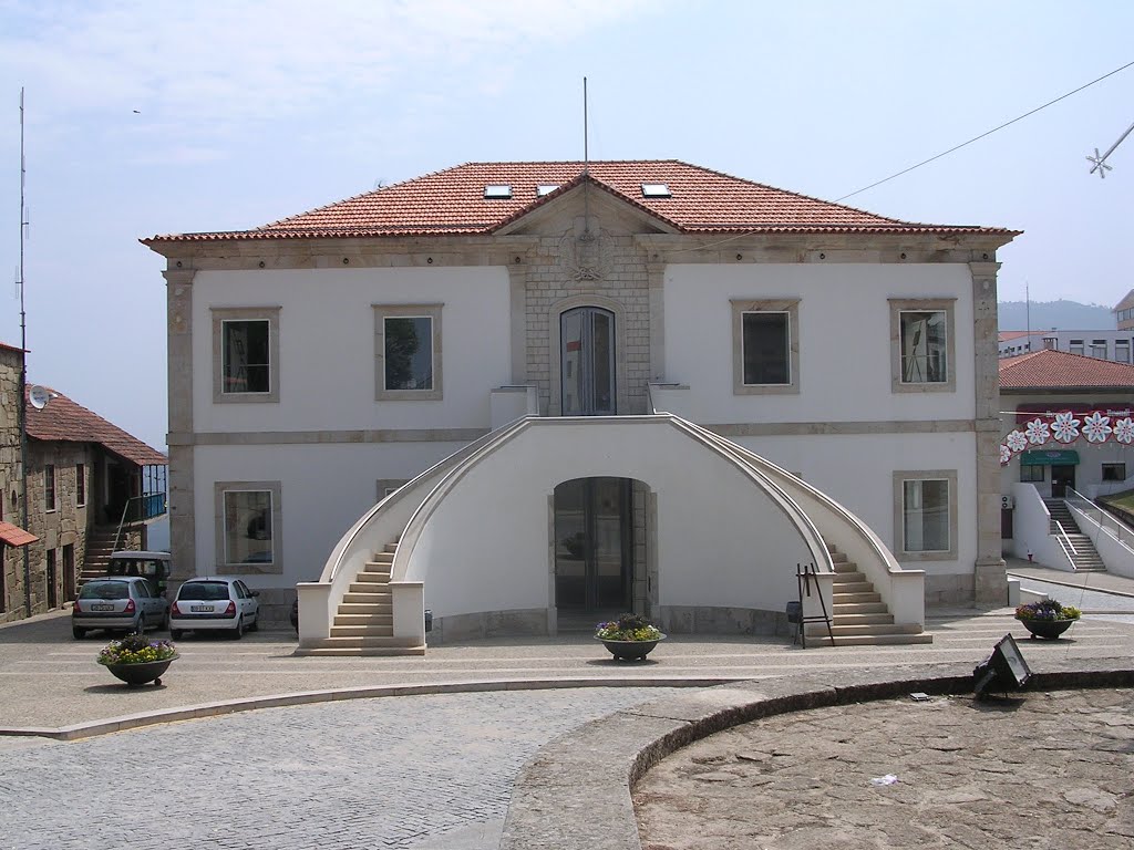 Armamar (Câmara Municipal, a escadaria exterior para ser usada em momentos festivos) by Majoca