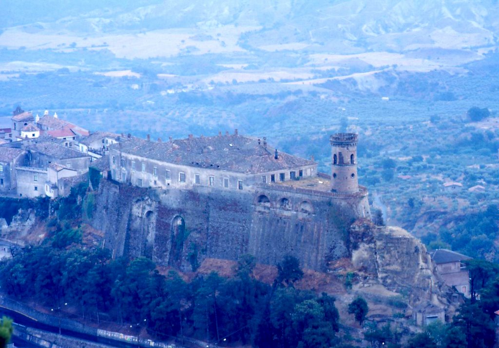 Caccuri - Panorama con veduta del castello agosto 1990 by Salvatoreric