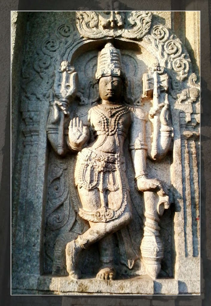 Wall sculpture[gaurdian] at the south door (left) by happyrakesh