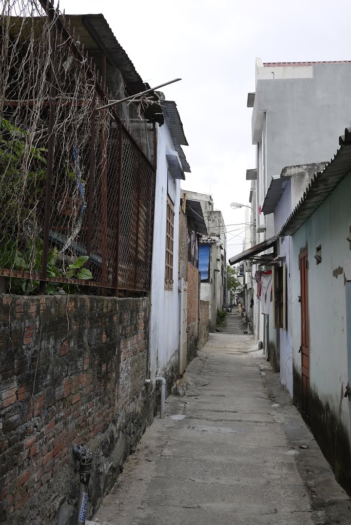 Walking through Da Nang by Sven Mueller