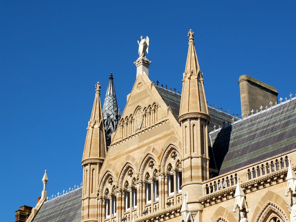 Northampton Town Guildhall architectural features. by Bobsky.