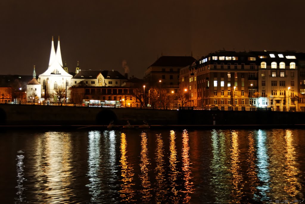 Nachts auf der Moldau - Blick auf das Emmauskloster (© Buelipix) by Buelipix