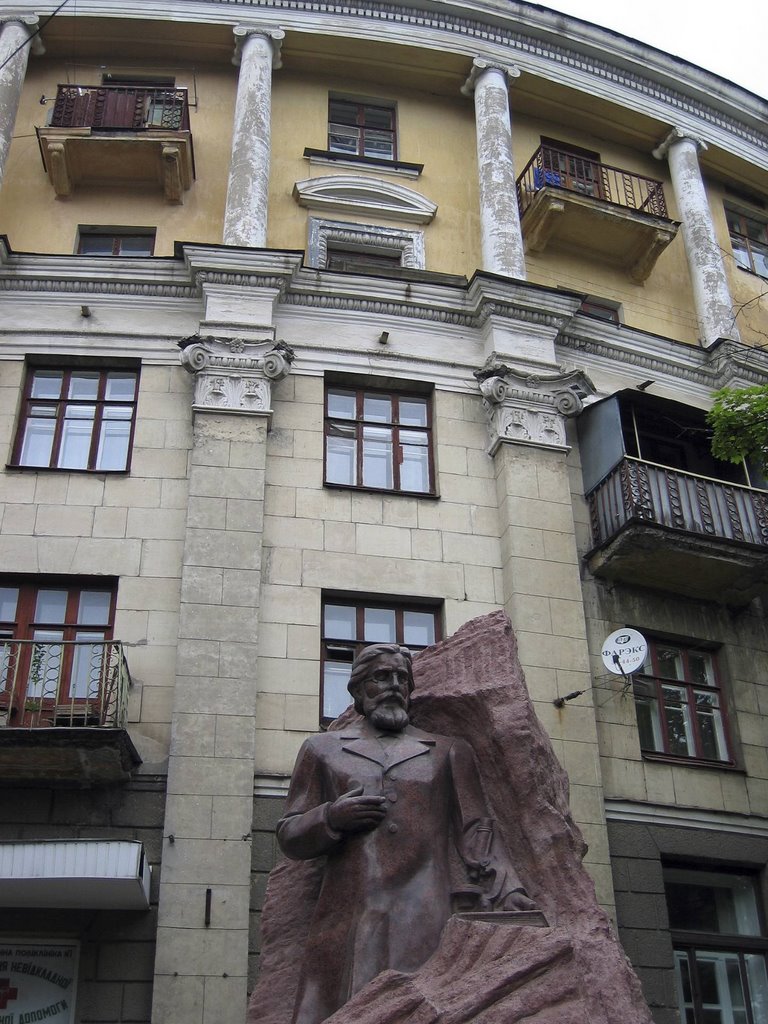 Ilya Mechnikov statue by neurowired