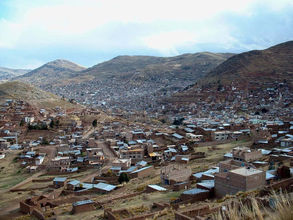 Le Pérou, la ville de Puno au bord du Lac Titicaca à 3820m d'altitude by Roger-11