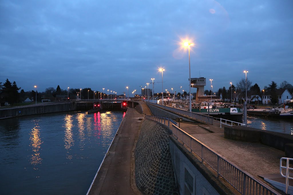 Sluis Wijnegem, Albertkanaal by www.binnenvaartinbeeld.com