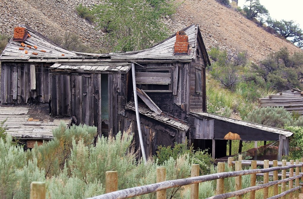 Sunken roof building @ Bayhorse Townsite Idaho State Park by elkbender257