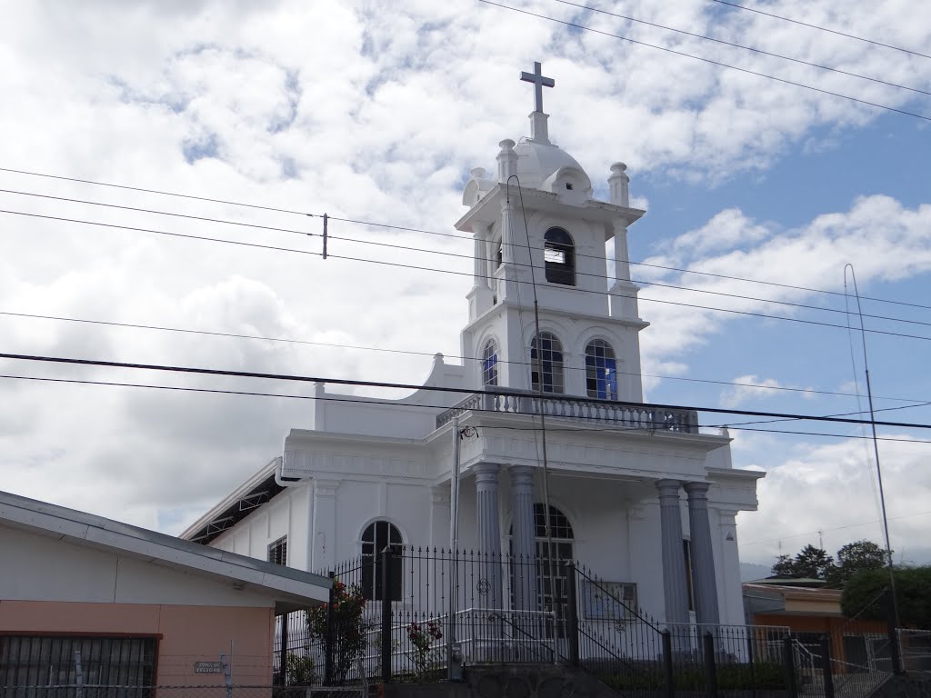 Iglesia de Santa Rosa de Turrialba by Gino Vivi