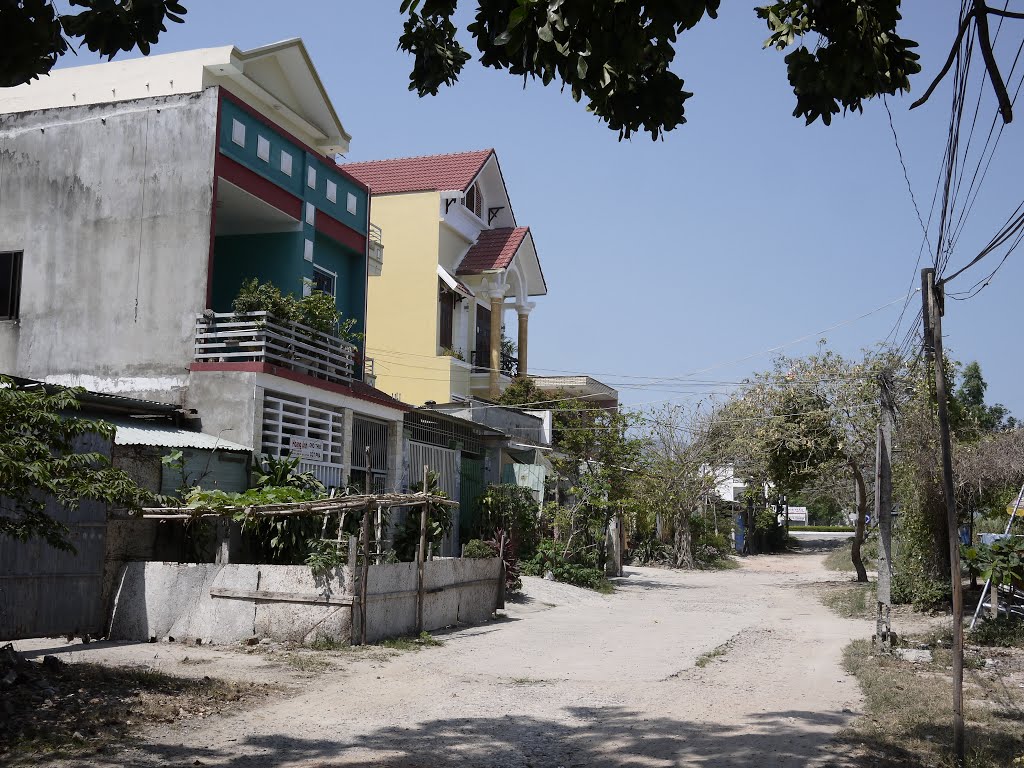 Strolling through Danang by Sven Mueller