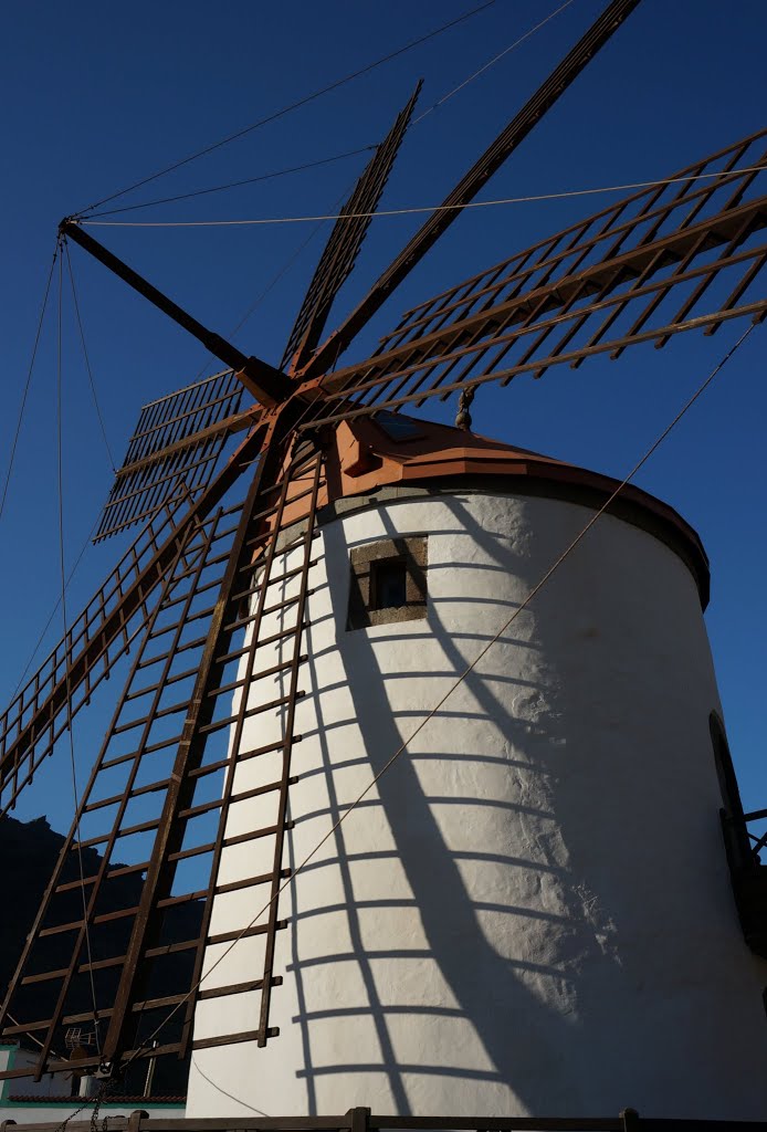 Molino de Viento. Bevor die letzten Sonnenstrahlen hinter den Bergen verschwinden zeichnen sie noch ein schönes Licht. by FotoKl@us