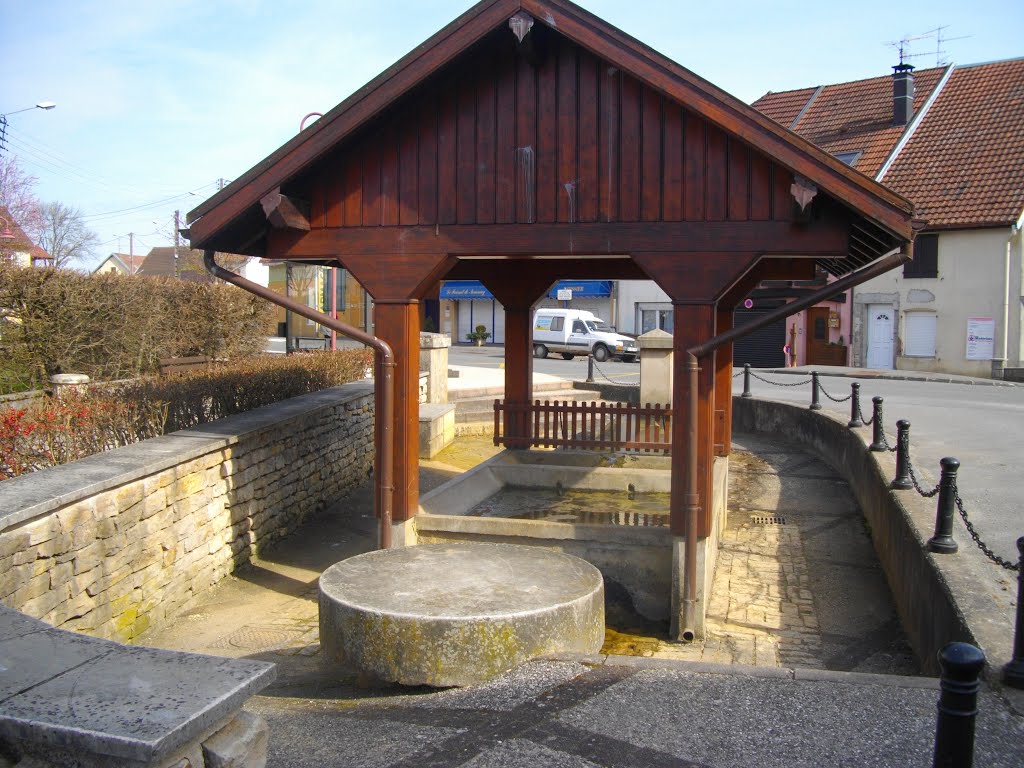 Fontaine-lavoir au centre de Nommay by Claudius B.