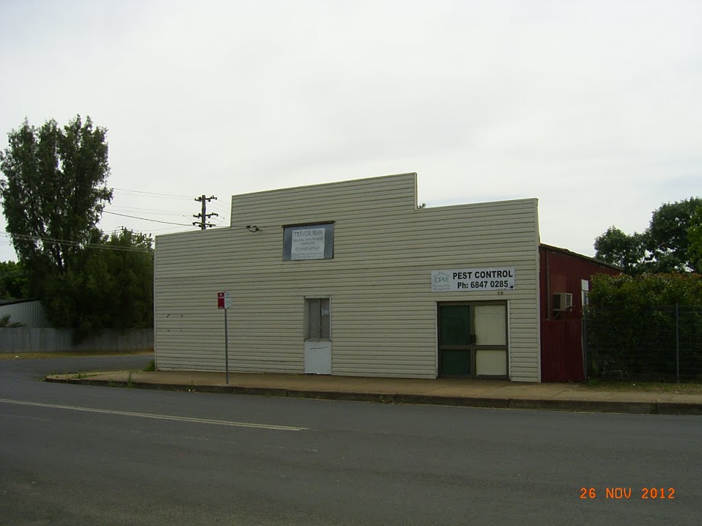 Gilgandra - An Old Commercial Building in Bridge St - 2012-11-26 by sandyriva