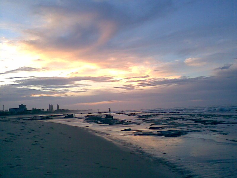 Pôr do sol na barra do dia na Sabiaguaba by Henrique Góes