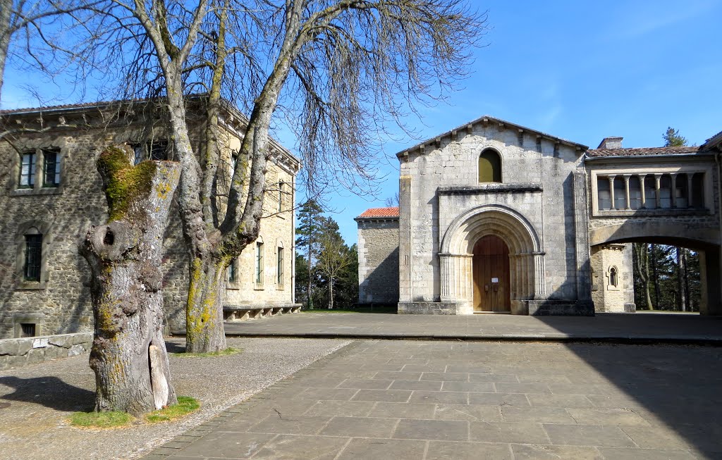 Entrada principal iglesia románica de Estíbaliz. (Álava). País Vasco. Spain. by María Fernando