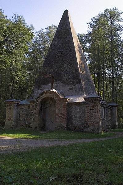 Pyramid tomb in Rapa, 2006-09-17 by Maciej Romanski