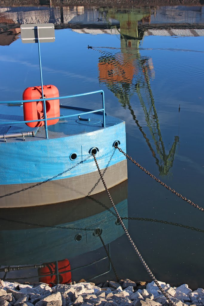 Ponton und Spiegelungen am Rheinhafen by munzart