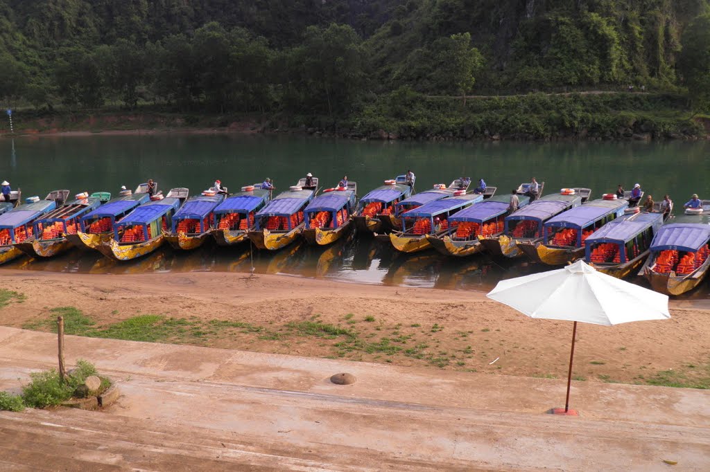 Son Trach River - On the way to Phong Nha Cave, Vietnam - Sông Sơn Trạch by Dzung Tran