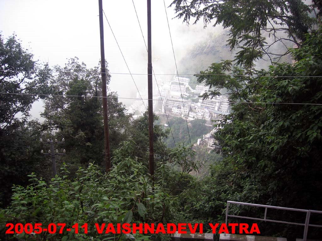 VAISHNADEVI BHAVAN DISTANCE VEIW FROM BHAIRI GHATI MARG by rdbansiya