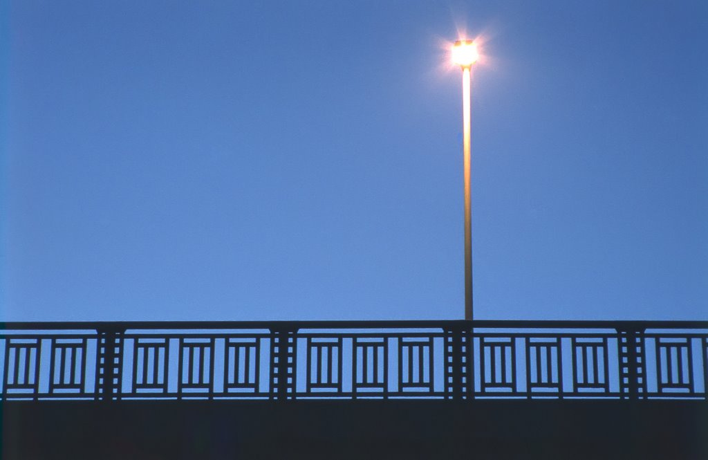 Alte Holtenauer Hochbrücke: Geländer und Strassenlampe - 1980 by Jörn KH