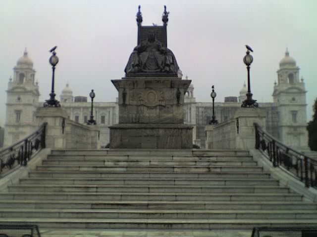 Statue at Victoria by tariqzishaan