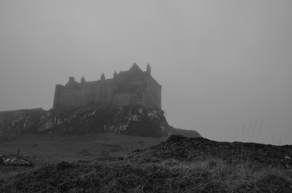 Duart Castle in March 2014 by jakoboesi