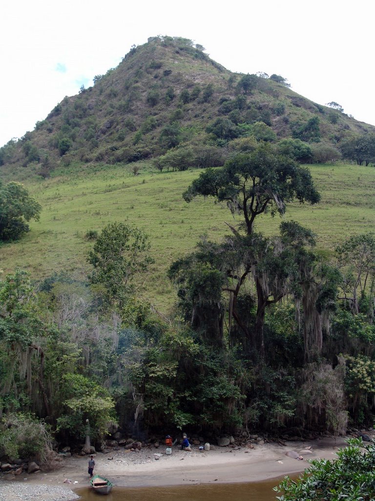 Rio Magdalena, Pericongo, carretera Neiva-Pitalito, Huila by Efraim Omar Revelo