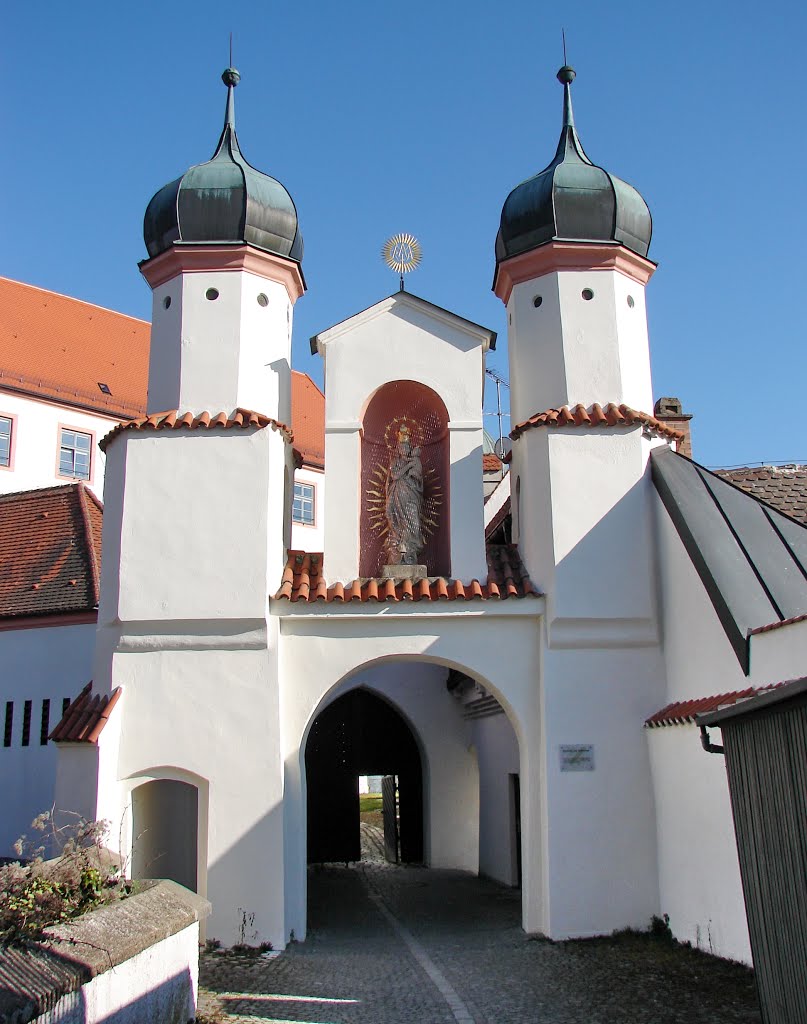 Marientor des Schlosses by harald helmlechner