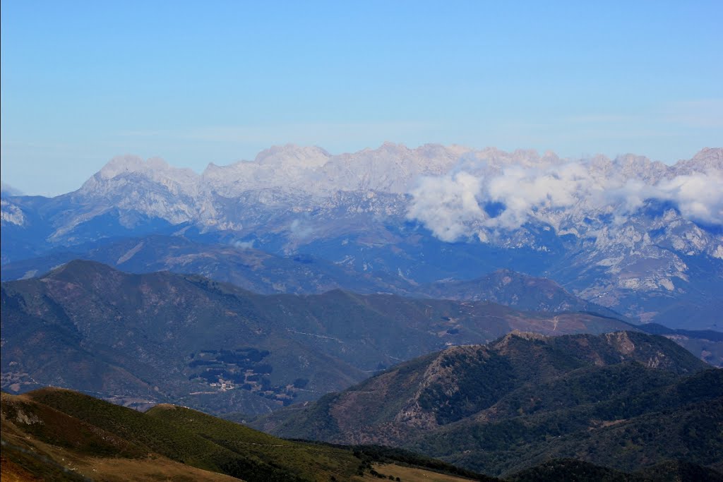 Picos de Europa desde Alto Campoo by Leandro C. Lorenzini