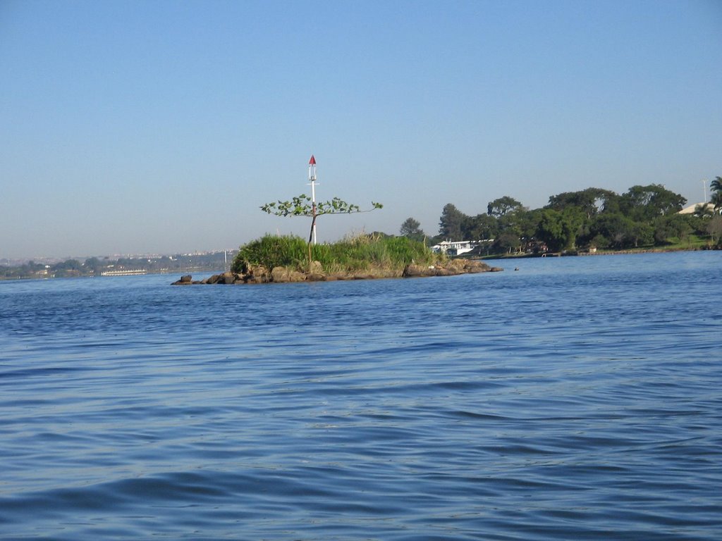 Brasília (DF) - Lago Paranoá - Ilhota ao lado da Ponte JK by Rafael José Rorato