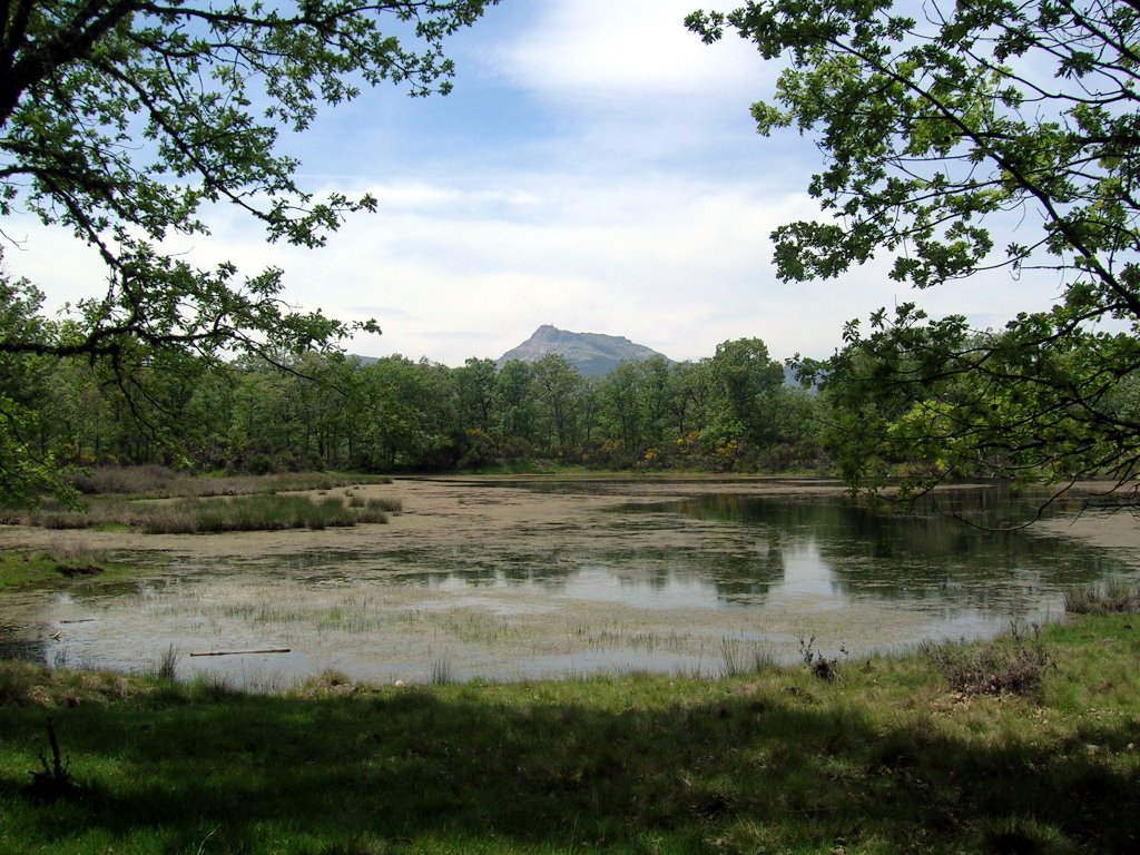 laguna de San Marcos, Peña de Francia al fondo, GR10 desvío, 2006. by luisleon