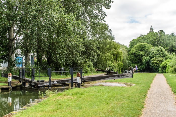 A boat enteres the bottom gate of Bushes LockBushes Lock 50, Grand Union Canal by hilofoz