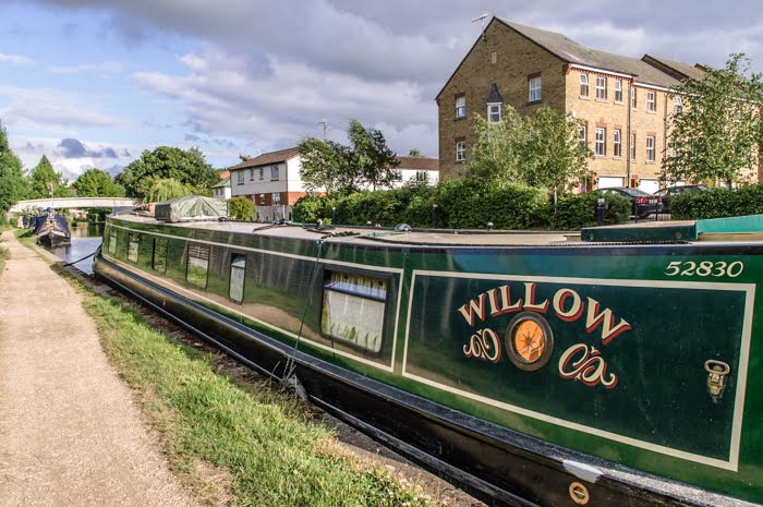 Willow moored below Ravens Lane Lock by hilofoz