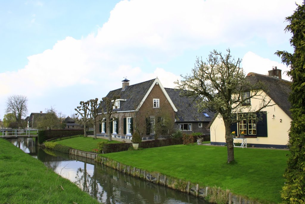 Landelijk gelegen boerderijen in het buurtschap Steenenbrug bij Langbroek. by watersnip