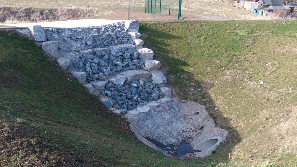 Hochwasserrückhaltebecken Nöthnitzbach II ( 01.03.2014 ) - Hochwasserentlastung by Georg Mischke