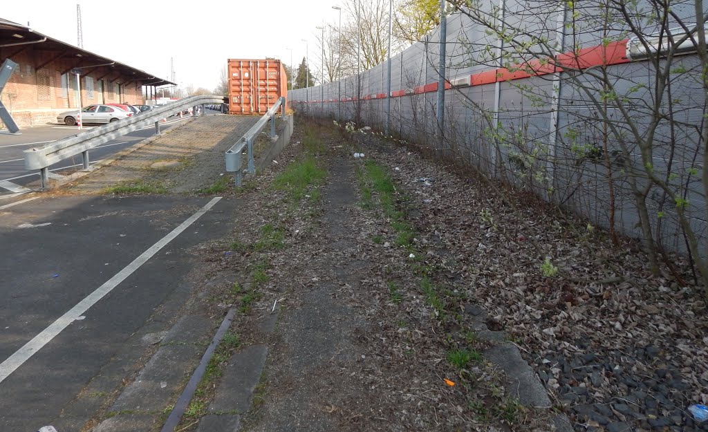 Troisdorf / Germany: Ehemaliges Anschlußgleis des "DB Auto Zug". 2003 gebaut für 1,1 Millionen Euro. Heute fährt hier nichts mehr. Abgelichtet im März 2014. Troisdorf / Germany: Former railway siding of the "German railway car train". 2003 built for 1,1 million euros. Today, here goes nothing. Photographed in March 2014. by © "Earth Views"