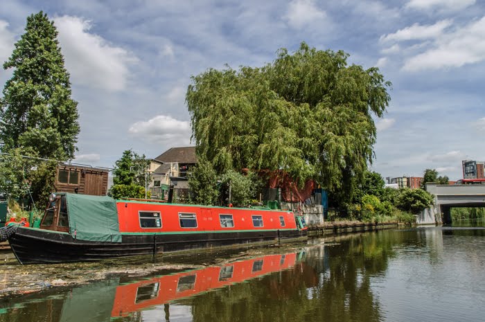 Boat moored near London School of Science and Technology by hilofoz