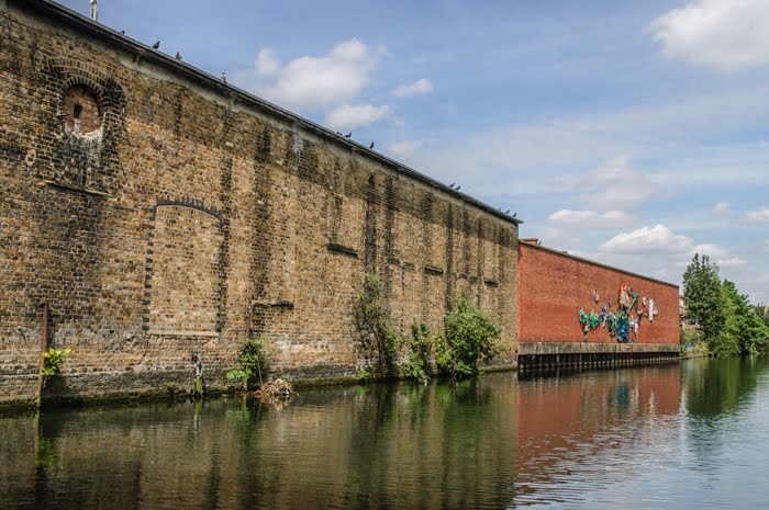 Amazingly, these are original industrial buildings still facing the canal, but perhaps repurposed, and one is a façade by hilofoz