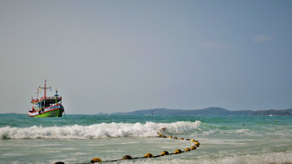 Остров Самед, катер на волнах. เกาะเสม็ด เรือบนคลื่น Samed island, boat over the waves. by VampirAll