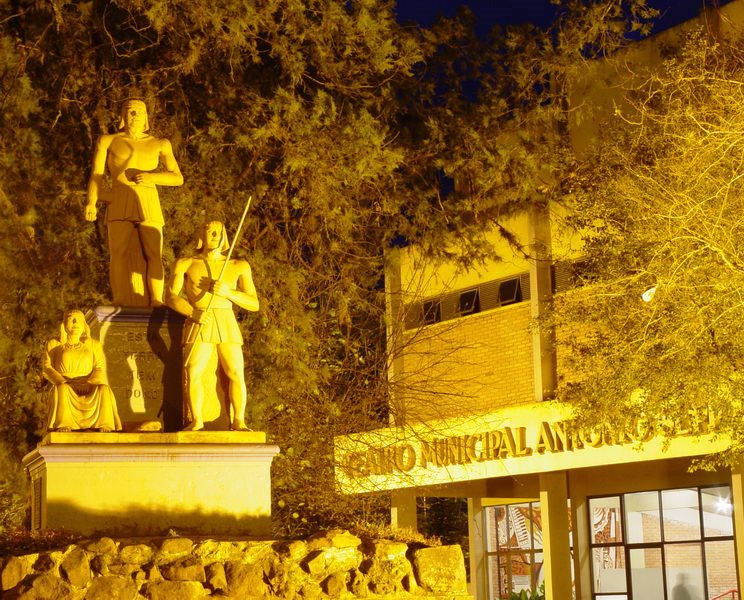 Estátua Sepé Tiarajú enfrente ao Teatro Municipal Sepé Tiarajú by Evandro Rohde