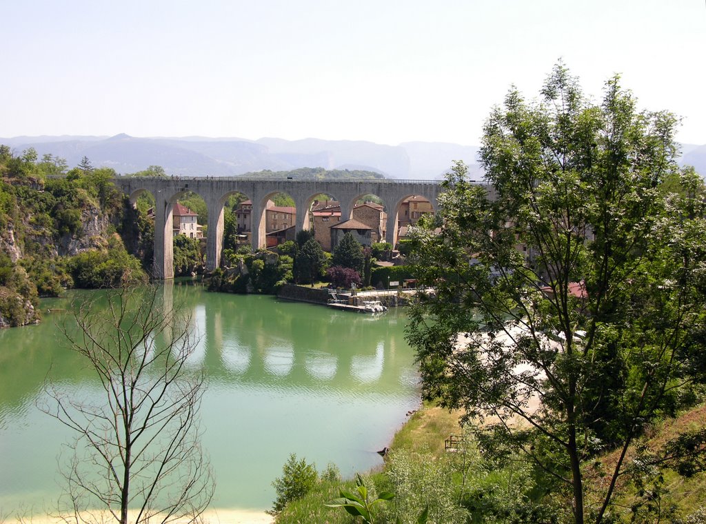 Saint-Nazaire en Royans : le viaduc, vu de l'aval by f.  madic