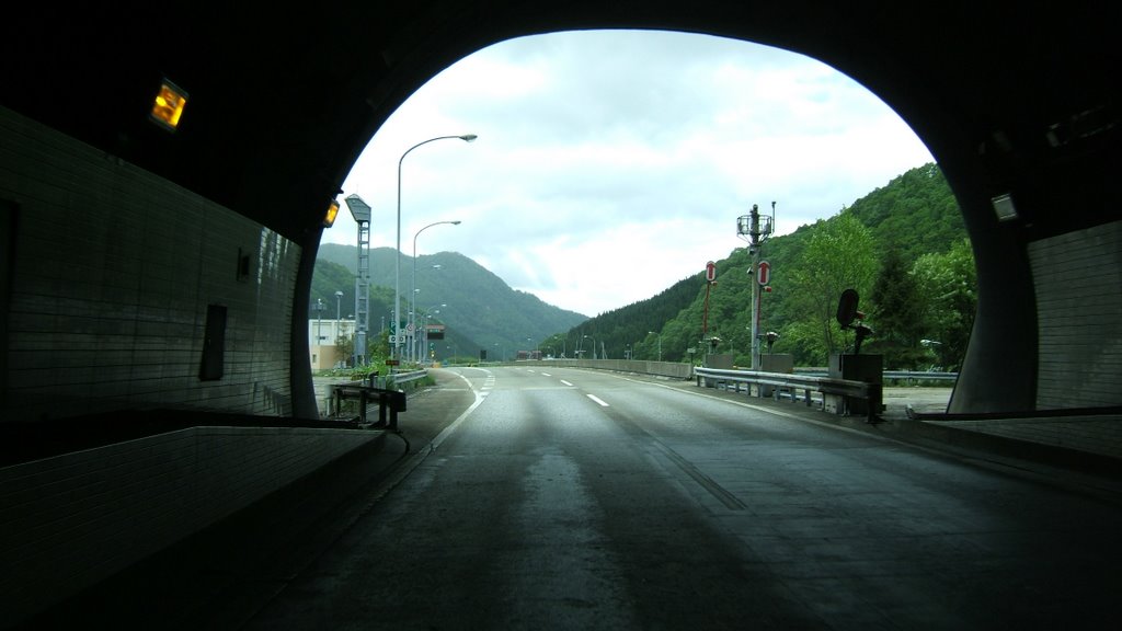 The exit of the Kan-etsu tunnel TUTITARU. 関越トンネル土樽の出口。 by 7l1ksv