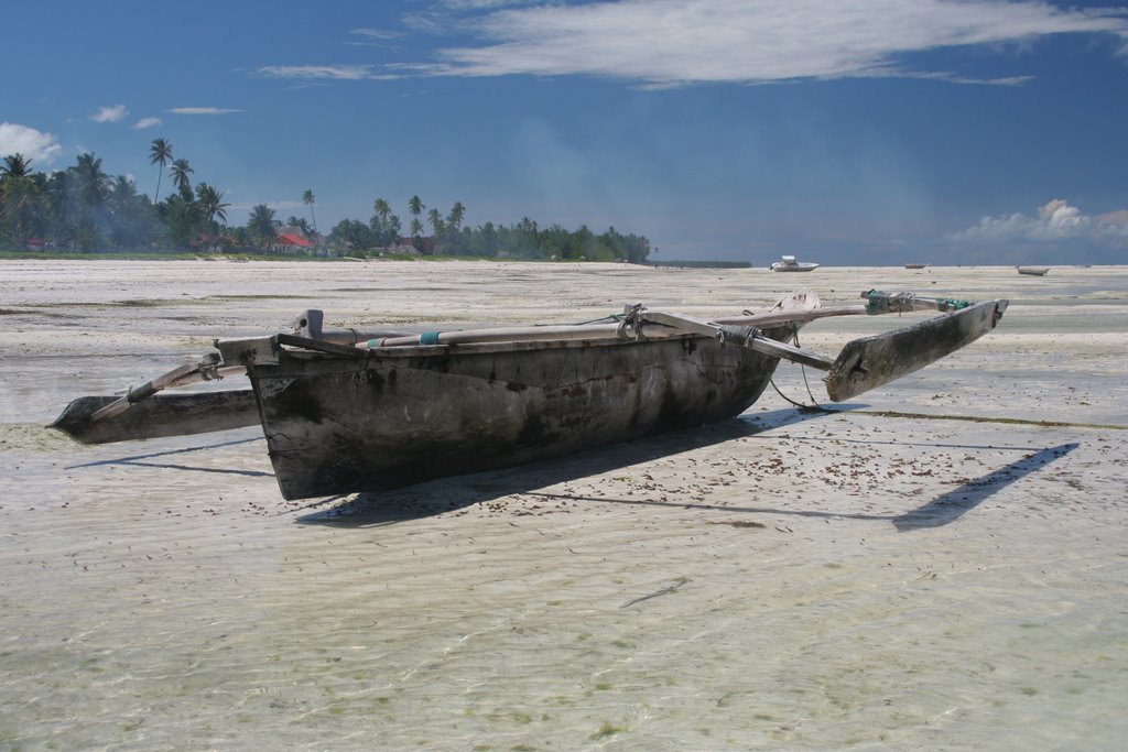 Dhow on the Beach by jonnyharry