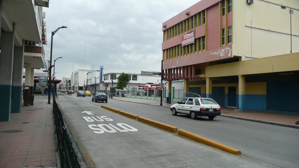 Parte de la calle Eloy Alfaro Delgado by Vicente Riofrio Diaz