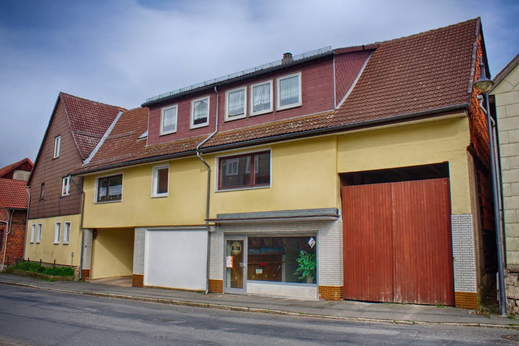 Renoviertes Haus - aber der Dorfladen ist wohl leer ... by Boris Gonschorek