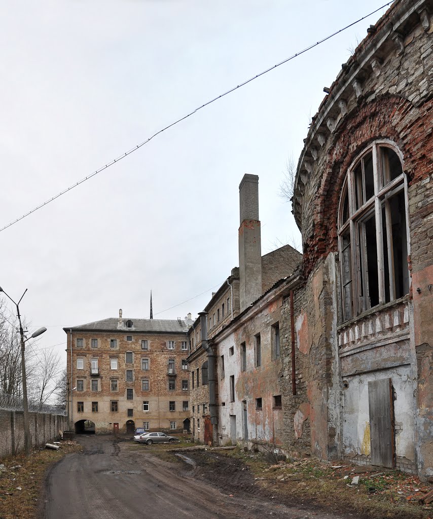 Inner court of building #4 on Tekstilshchikov street by IPAAT