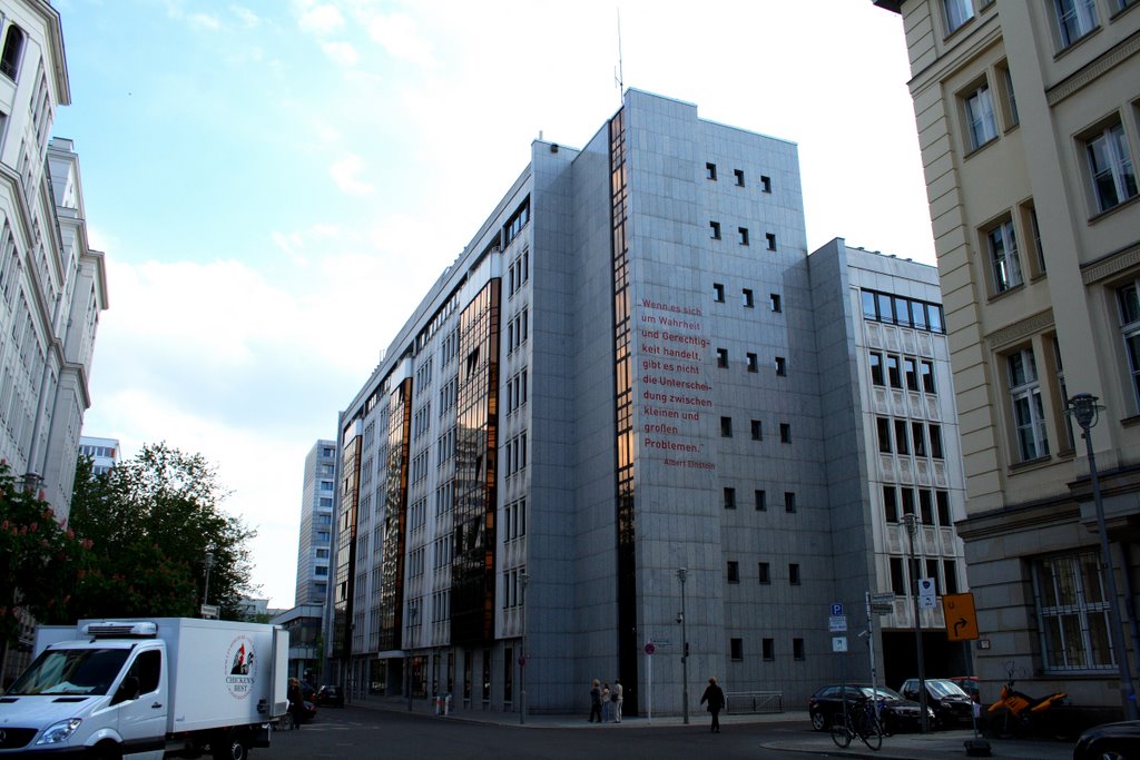 Berlin - Hausvogteiplatz, Einsteinsche Weisheit auf Gebäude by Beschty