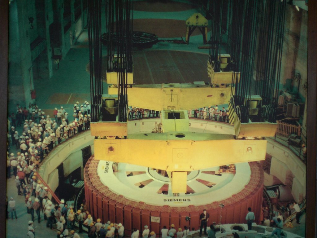 Itaipu,Montaje Electromecanico, bajando el rotor by Modesto Silva