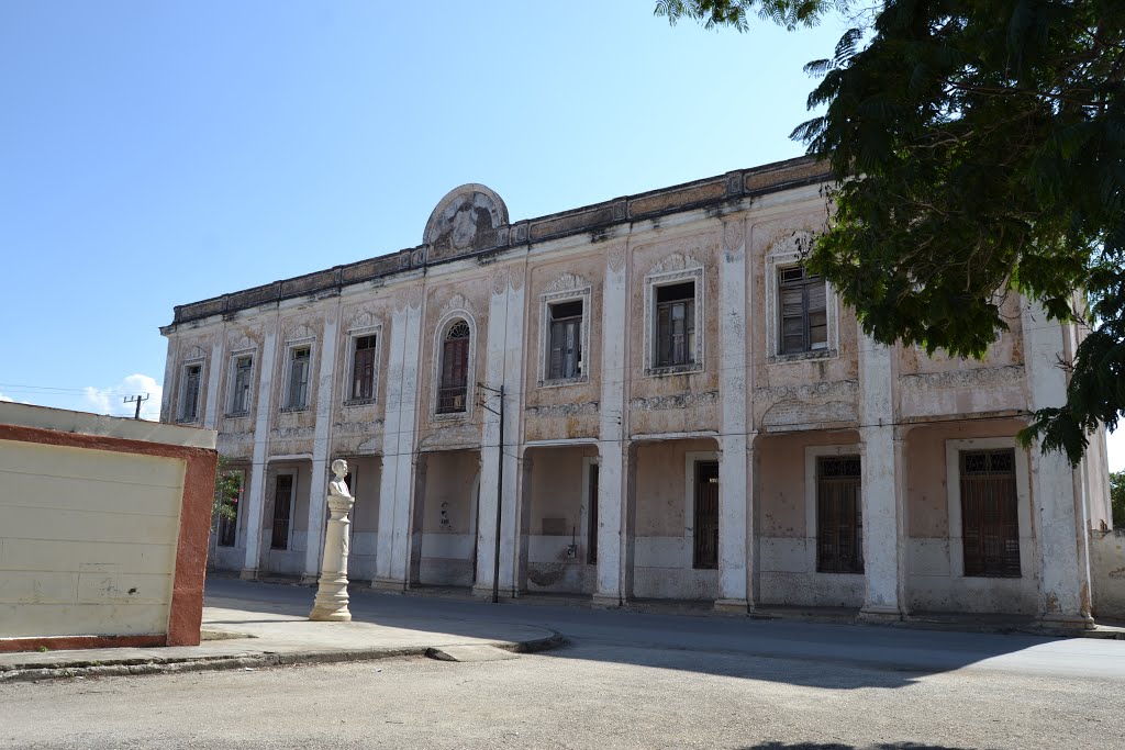 SAGUA LA GRANDE.ANTIGUO EDIFICIO DEL APOSTOLADO, FRENTE AL ANFITEATRO. by ceosgol