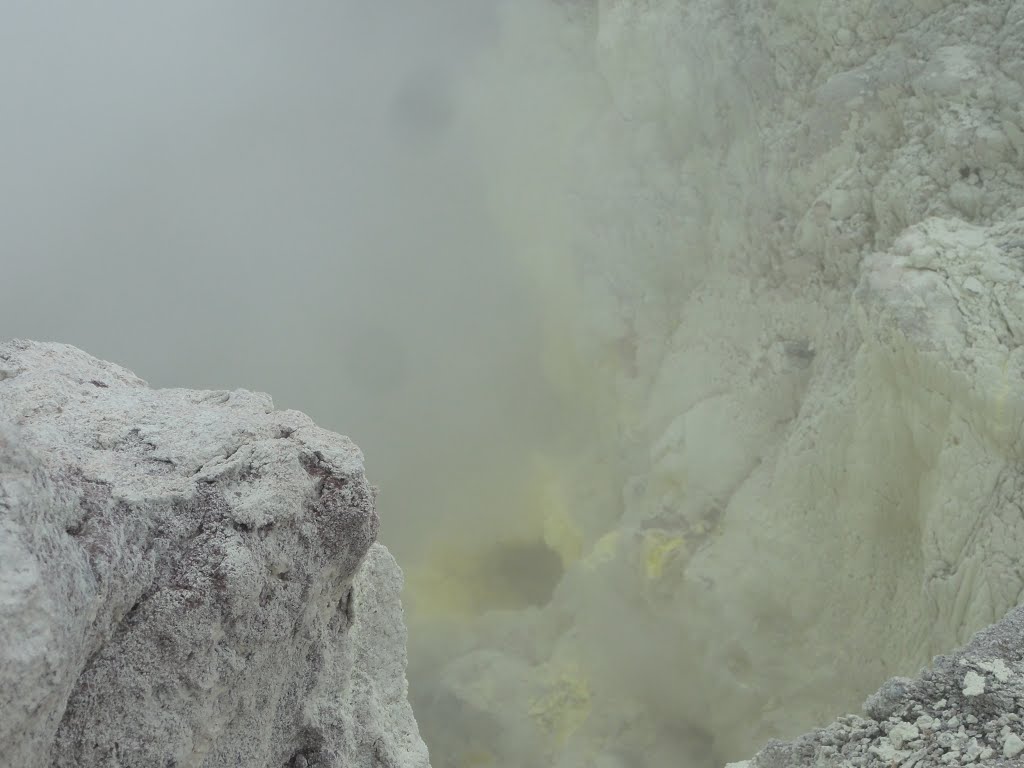 Volcan de la Souffrière rejet de souffre by Marc Lacelle